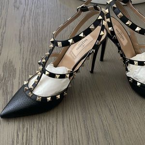 Valentino Garavani
Rockstud Leather Caged Pump